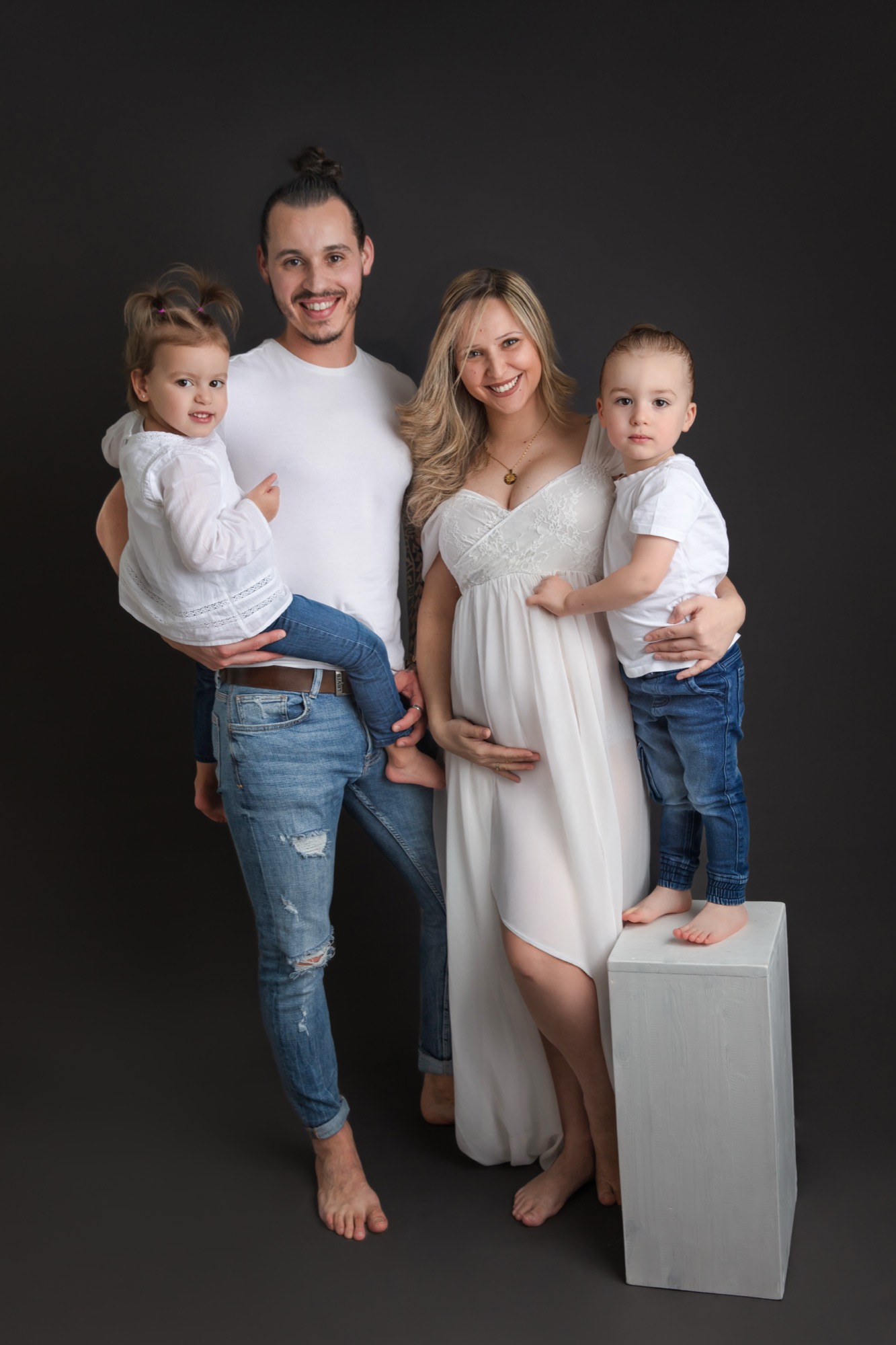 Familienporträt während der Schwangerschaft im Studio von Maria Kuny in Horw